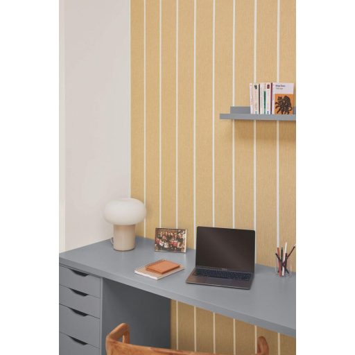 Geometriai rend és természetes könnyedség ötvözete - finom vonalú csíkos minta meleg okkersárga és fehér tónus tapéta