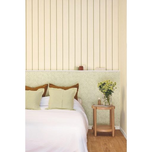 Geometriai rend és természetes könnyedség ötvözete - finom vonalú csíkos minta krémfehér és zsályazöld tónus tapéta