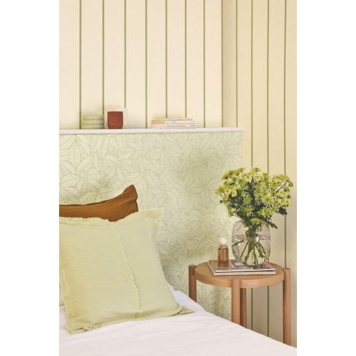 Geometriai rend és természetes könnyedség ötvözete - finom vonalú csíkos minta krémfehér és zsályazöld tónus tapéta