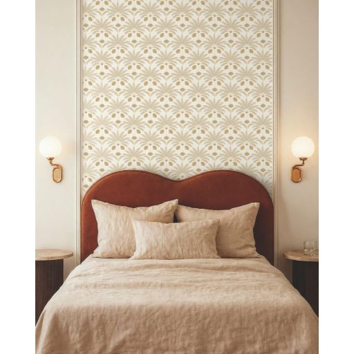 Stilizált pálmalevél motívum - ötvözi a trópusi bujaságot a kor szellemével krémfehér bézs és aranysárga tónus fémes hatás tapéta