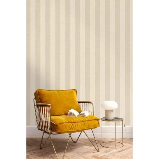 Csíkos elegancia újragondolt ritmikus chevron minta krémszín és meleg szürkésbézs/taupe tónus tapéta