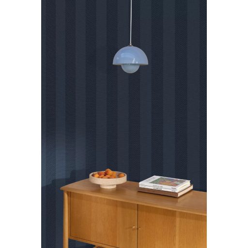 Csíkos elegancia újragondolt ritmikus chevron minta tengerészkék és sötét zafírkék/grafitszürkés-kék tónus tapéta