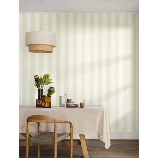 Csíkos elegancia újragondolt ritmikus chevron minta krém és halvány mandulazöld tónus tapéta