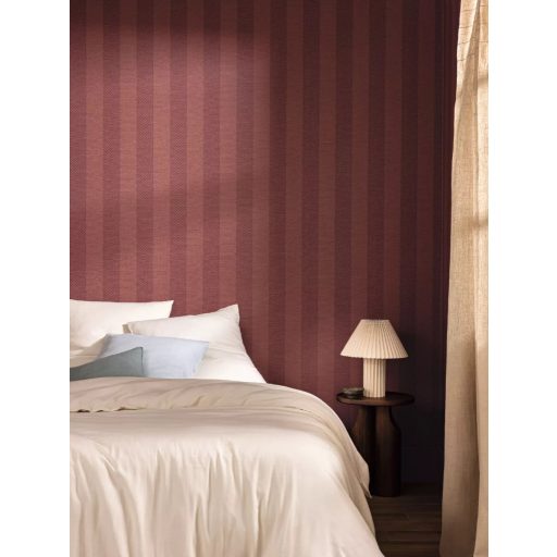 Csíkos elegancia újragondolt ritmikus chevron minta bordó/borvörös és marsala vörös tónus tapéta