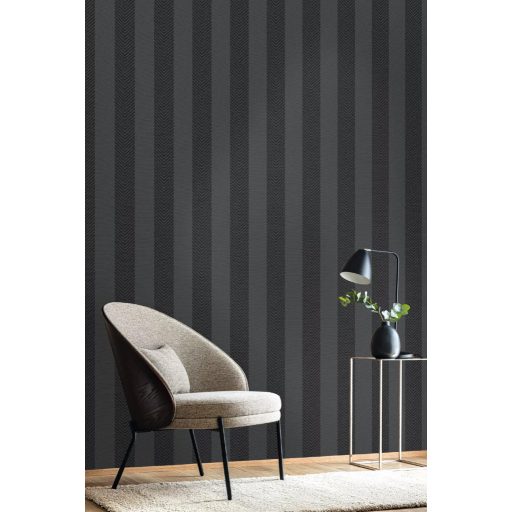 Csíkos elegancia újragondolt ritmikus chevron minta szénszürke és sötét grafit/matt fekete tónus tapéta