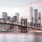Manhattan ikonikus felhőkarcolói a Brooklyn Bridge mögött púderrózsaszín rózsakvarc acélszürke mogyoróbarna és fehér tónus falpanel