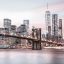 Manhattan ikonikus felhőkarcolói a Brooklyn Bridge mögött púderrózsaszín rózsakvarc acélszürke mogyoróbarna és fehér tónus falpanel