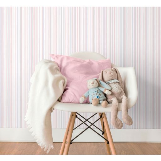 Gyerekszobai csíkos minta változó szélességű vékony csíkozás fehér kék bézs és mályva tónus tapéta