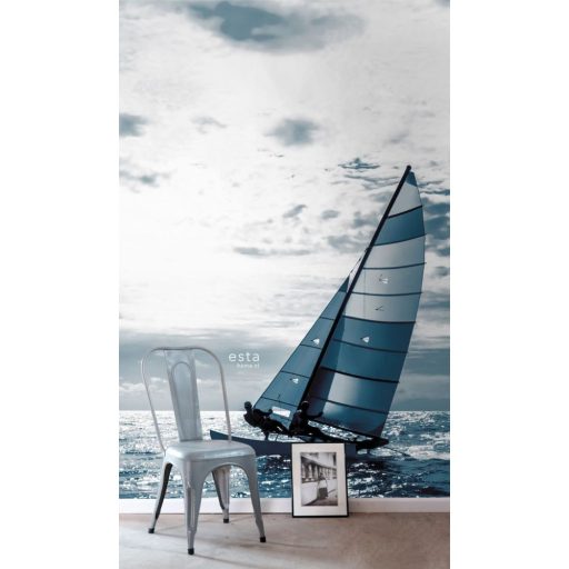 Vitorlás a csillogó víztükrű tavon fehér kék és sötétkék tónus falpanel