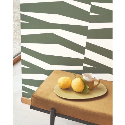 Modern design és kreatív játék! Akár zebracsíkra emlékeztető szaggatott sávok grafikai mintája krémszín és fenyőzöld tónus tapéta