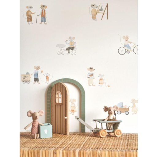 Imádnivaló egércsalád falusi élettérben "napi elfoglaltságuk" közben fehér egérszürke kék barna és sötétszürke tónus tapéta