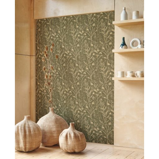 Tengeri levendula só és tatárvirág kompozíciója nyers meszelt vakolat háttéren khakizöld és bézsarany tónus finom mintafény tapéta