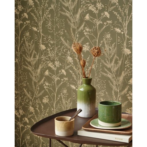 Tengeri levendula só és tatárvirág kompozíciója nyers meszelt vakolat háttéren khakizöld és bézsarany tónus finom mintafény tapéta