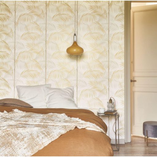 Kifinomult és fenséges karcsú pálmatörzsek pazar levélzettel fehér szürkésbézs és aranyló-olívzöld tónus finom mintafény tapéta