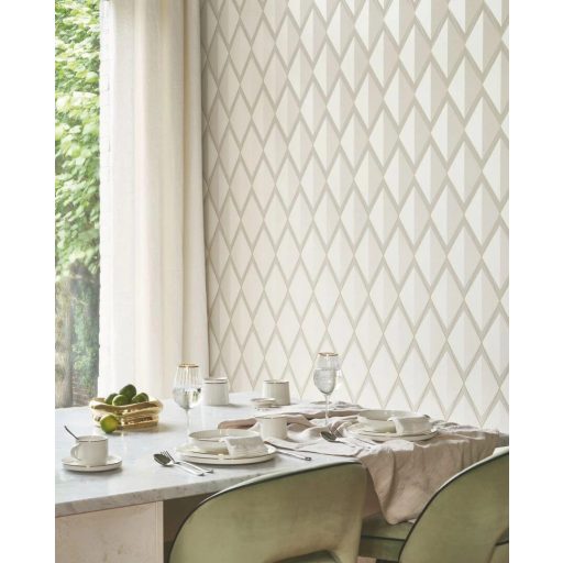 Rombuszrácsok kifejező bravúros és elképesztő art deco 3D mintája világosszürke szürkésbézs ezüst és arany tónus fémes részletek tapéta