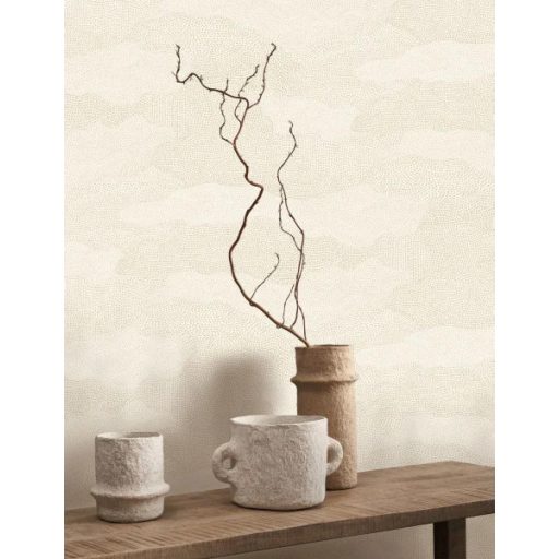 Homokdűnék lágy vonalait idéző apró részecskékből álló grafikus minta krémfehér homokszín és bézs tónus finom mintafény tapéta