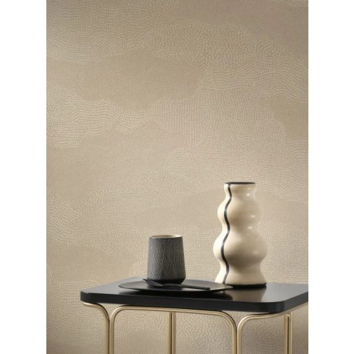 Homokdűnék lágy vonalait idéző apró részecskékből álló grafikus minta lenbézs/világosbarna és bézs/homok tónus finom mintafény tapéta