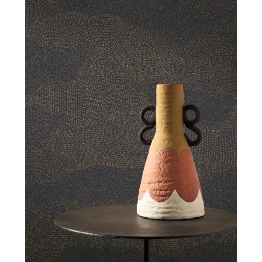 Homokdűnék lágy vonalait idéző apró részecskékből álló grafikus minta sötét tintakék arany és bronz tónus finom mintafény tapéta