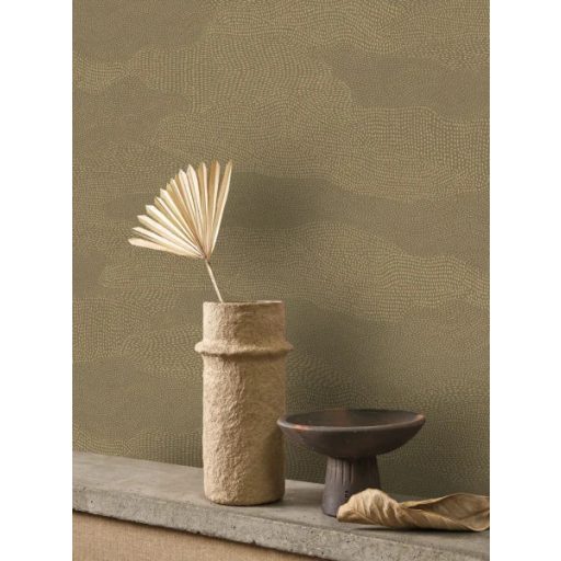 Homokdűnék lágy vonalait idéző apró részecskékből álló grafikus minta dohánybarna (tabak) és arany tónus finom mintafény tapéta