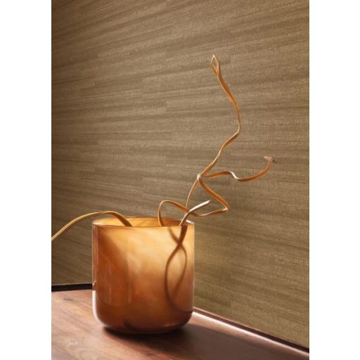 Rusztikus báj a kézimunkát tükröző patinás deszkák mintáján kakaóbarna és arany tónus finom mintafény tapéta