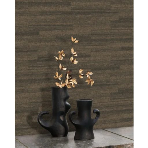 Rusztikus báj a kézimunkát tükröző patinás deszkák mintáján sötétbarna/antracit és arany tónus finom mintafény tapéta