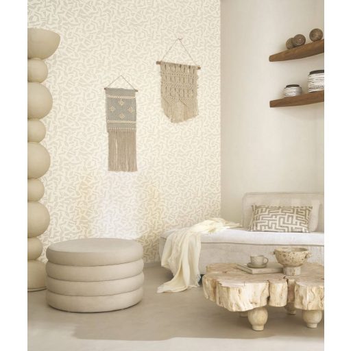 Belső öltésekkel díszített szabálytalan formák etnikai mintája krémfehér homokszín/szürkésbézs és arany tónus finom mintafény tapéta