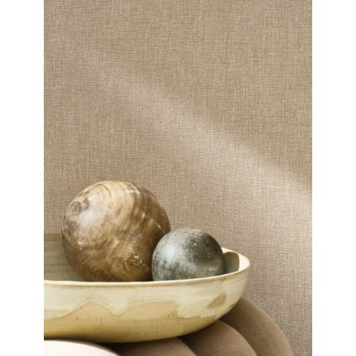 Természetes és időtlen egyszínű vászonminta gyönyörű szövéssel szürkésbézs/szürkésbarna és bézsarany tónus finom fény tapéta