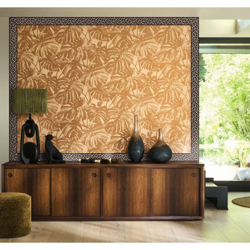 Nagyvonalú stilizált Monstera levélmotívum lágyan megcsillanó fémes részletekkel karamell bronzos-barna és aranyló-bézs tónus tapéta