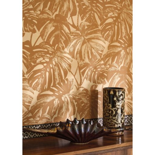 Nagyvonalú stilizált Monstera levélmotívum lágyan megcsillanó fémes részletekkel karamell bronzos-barna és aranyló-bézs tónus tapéta