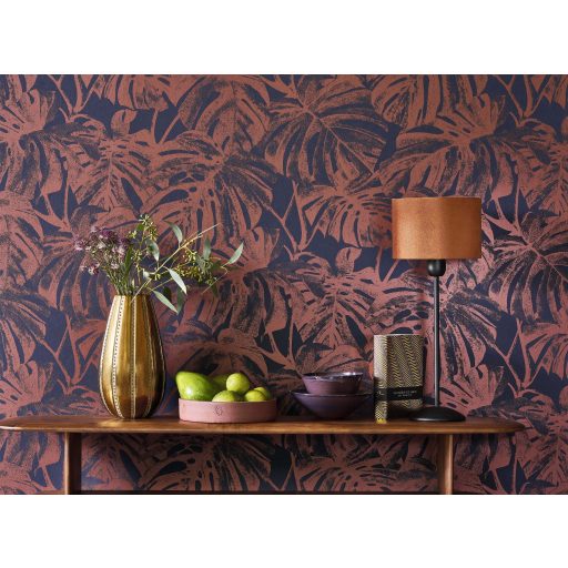 Nagyvonalú stilizált Monstera levélmotívum lágyan megcsillanó fémes részletekkel tintakék cseresznye bronzos vörösesbarna tónus tapéta