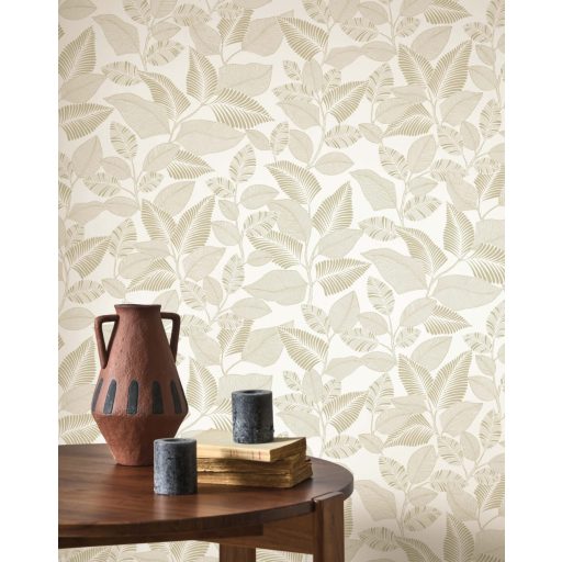 Brazil esőerdő lombkoronája grafikus levélmotívum formájában símul a falra törtfehér világosbézs és lenszín tónus tapéta