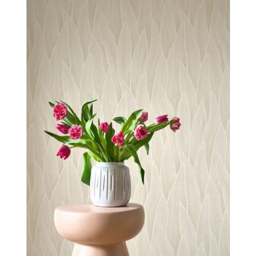 Szanzavéra lándzsa alakú levelei finom szemcsékkel kialakított mintarajzolattal krétafehér törtfehér és halvány bézs tónus tapéta