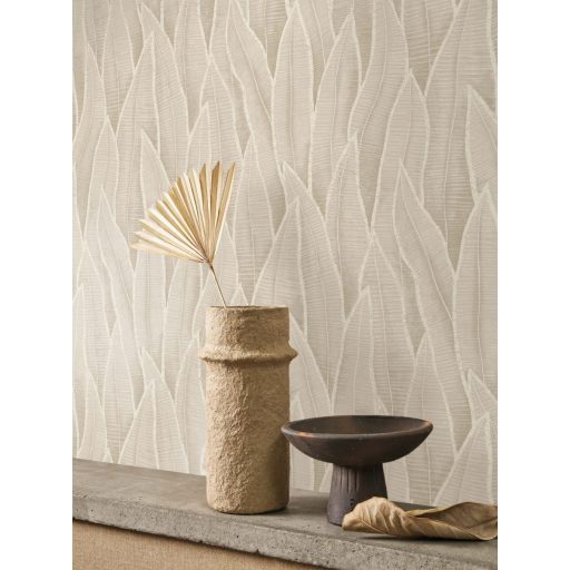Szanzavéra lándzsa alakú levelei finom szemcsékkel kialakított mintarajzolattal világos lenszín bézs törtfehér és homokszín tónus tapéta