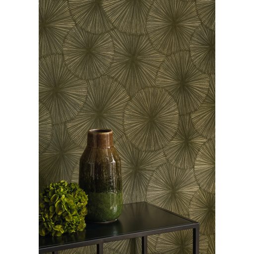 Dinamikus a nap sugaraira emlékeztető grafikus minta tajga vagy erdőzöld és arany tónus finom mintafény tapéta