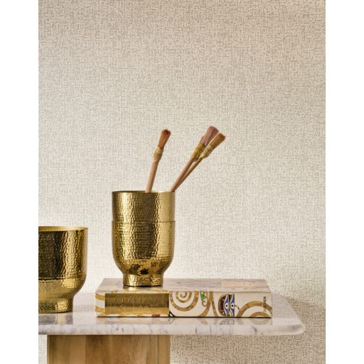 Finom plumetis minta - apró domborodó összekapcsolt elemek játékos textúrája krétafehér krém és bézs tónus finom fény tapéta