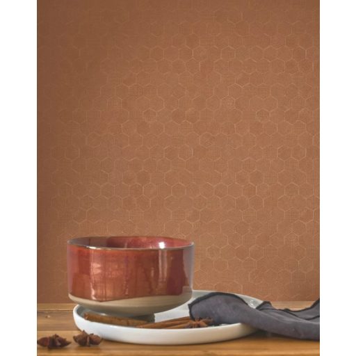 Méhsejtek geometriai tökéletessége - szabályos hatszögek fémes irizáló mintája terrakotta/rozsdavörös/fahéjbarna tónus tapéta