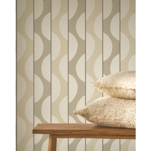 Csíkok és görbületek ritmikus váltakozású mintája krémfehér homokszín és szürkésbarna tónus tapéta