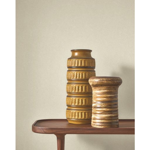 Nyugodt organikus atmoszférájú természetes faerezet lágy vonalvezetéssel gyapjúfehér/világos krémszín tónus tapéta