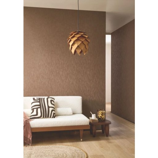 Nyugodt organikus atmoszférájú természetes faerezet lágy vonalvezetéssel mogyoróbarna tónus tapéta