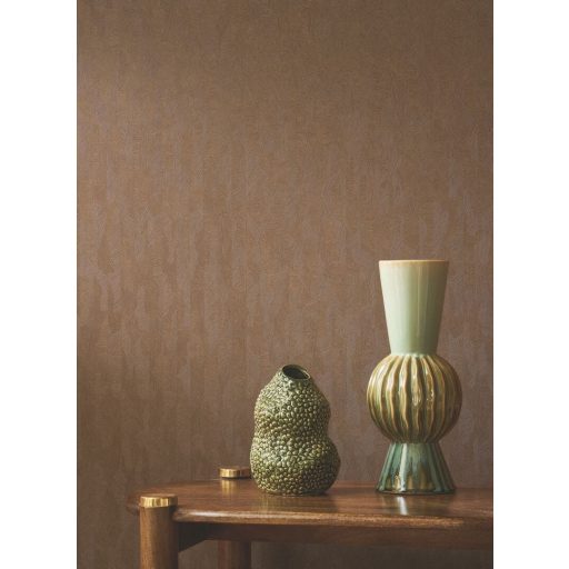 Nyugodt organikus atmoszférájú természetes faerezet lágy vonalvezetéssel mogyoróbarna tónus tapéta