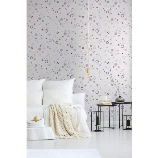 Változatos méretű összefonódó körök grafikus mintája fehér orgonalila ezüst és lila tónusok fémes hatás tapéta