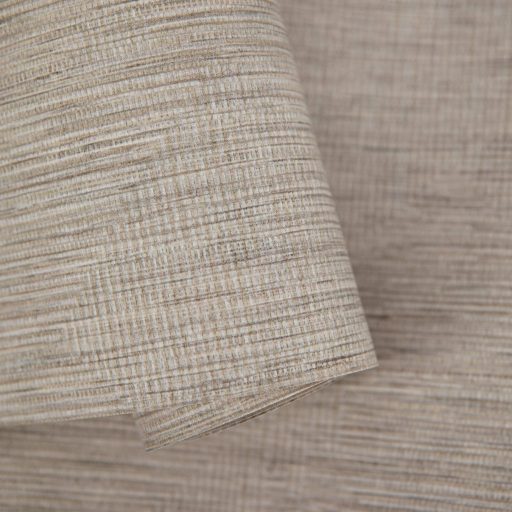 Természetes lenszövet hatású strukturált minta sötét lenszín - meleg szürkésbarna finom aranysárga és krémszín tónus tapéta