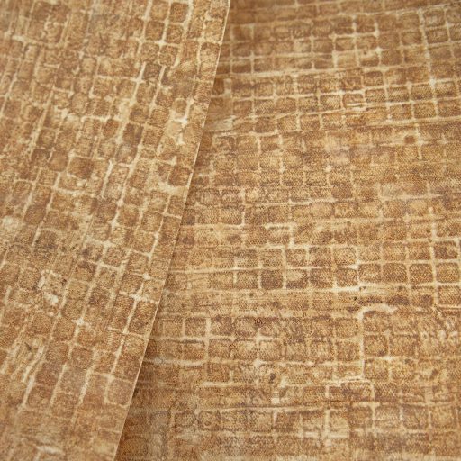 Kopott szőnyegre emlékeztető szabálytalan változatos árnyalatú négyzetek mintája arany aranybarna és krémszín tónus tapéta