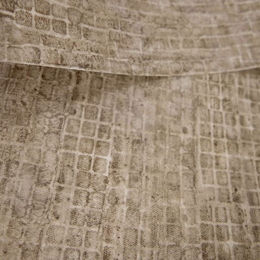 Kopott szőnyegre emlékeztető szabálytalan változatos árnyalatú négyzetek mintája sötét lenszín - mokka bézs és szürke tónus tapéta