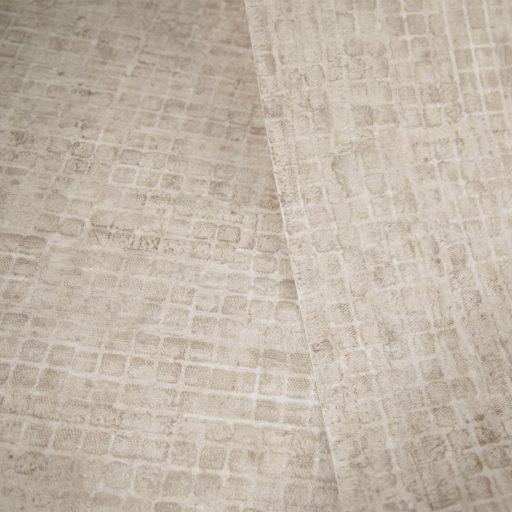 Kopott szőnyegre emlékeztető szabálytalan változatos árnyalatú négyzetek mintája világosbézs/homokszín tónus tapéta