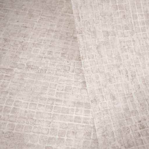 Kopott szőnyegre emlékeztető szabálytalan változatos árnyalatú négyzetek mintája krémszín és finom bézs tónus tapéta