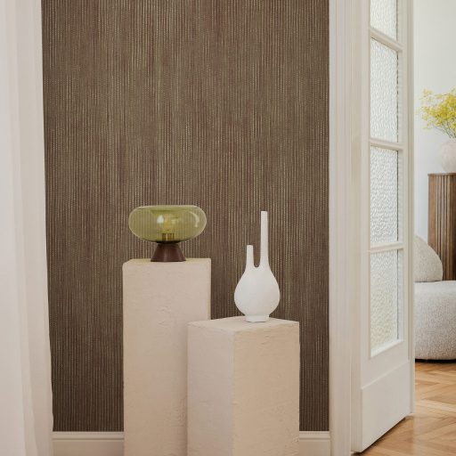 Természetes elegancia megtestesítője! Függőleges vonalvezetésű texturált minta sötét olívzöld és bronzbarna tónus tapéta