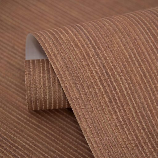 Természetes elegancia megtestesítője! Függőleges vonalvezetésű texturált minta meleg földszínek - vörösesbarna és karamell tónus tapéta