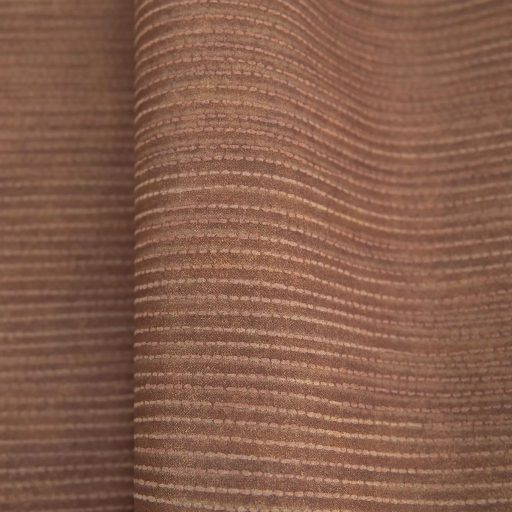 Természetes elegancia megtestesítője! Függőleges vonalvezetésű texturált minta meleg földszínek - vörösesbarna és karamell tónus tapéta