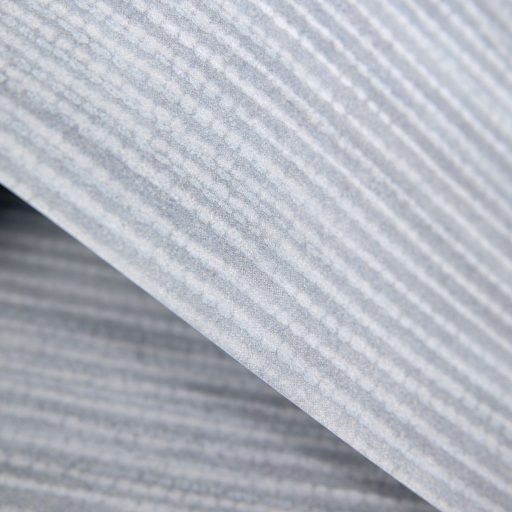 Természetes elegancia megtestesítője! Függőleges vonalvezetésű texturált minta kék/szürkéskék és fehér tónus tapéta